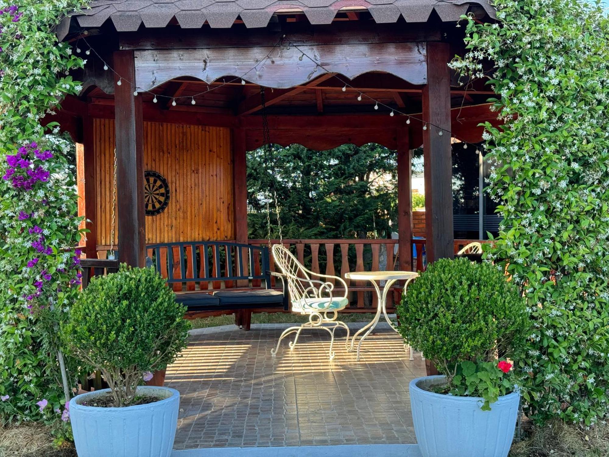 Kunevain Guest House Lezhe Exterior photo