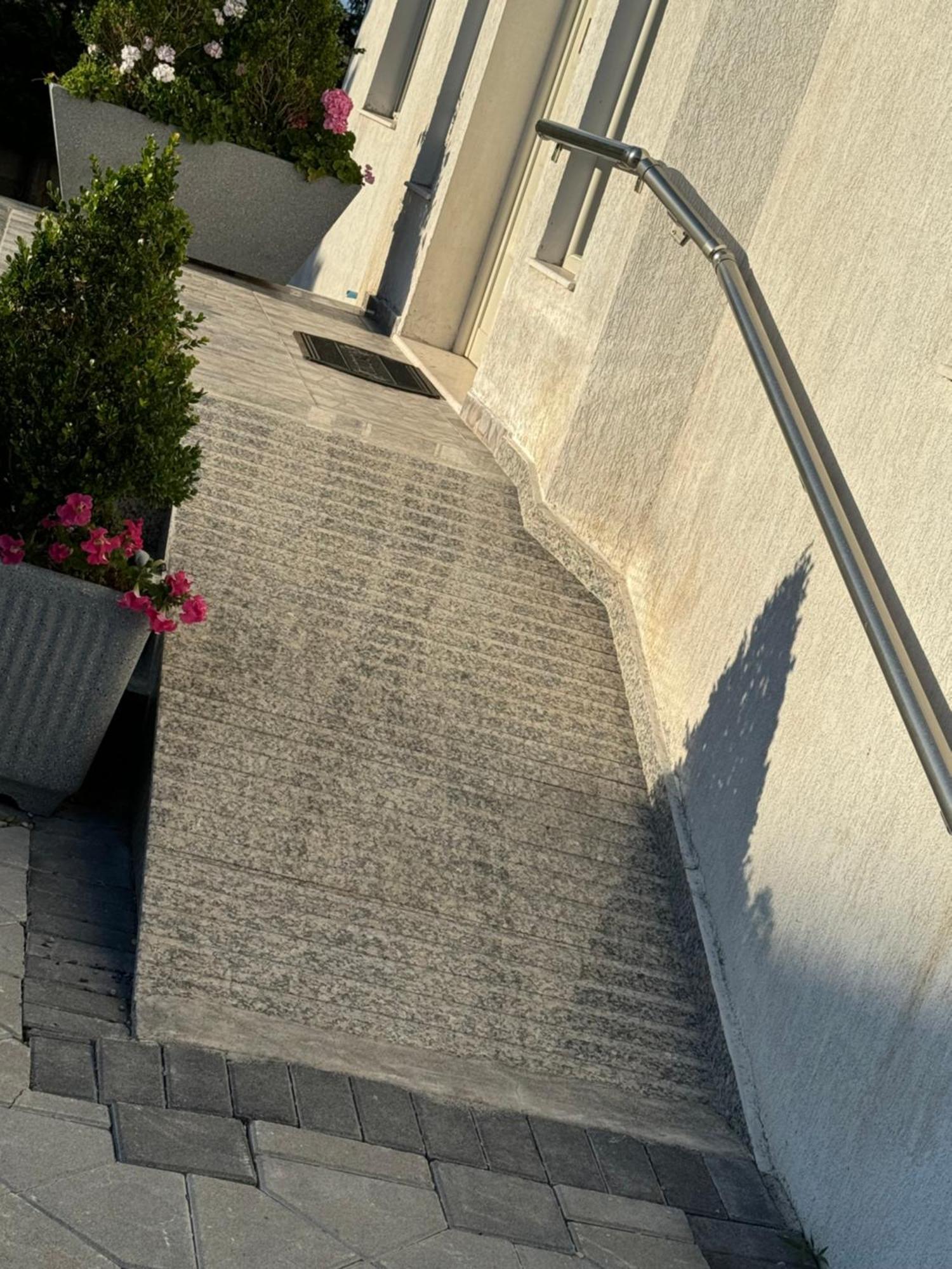 Kunevain Guest House Lezhe Exterior photo