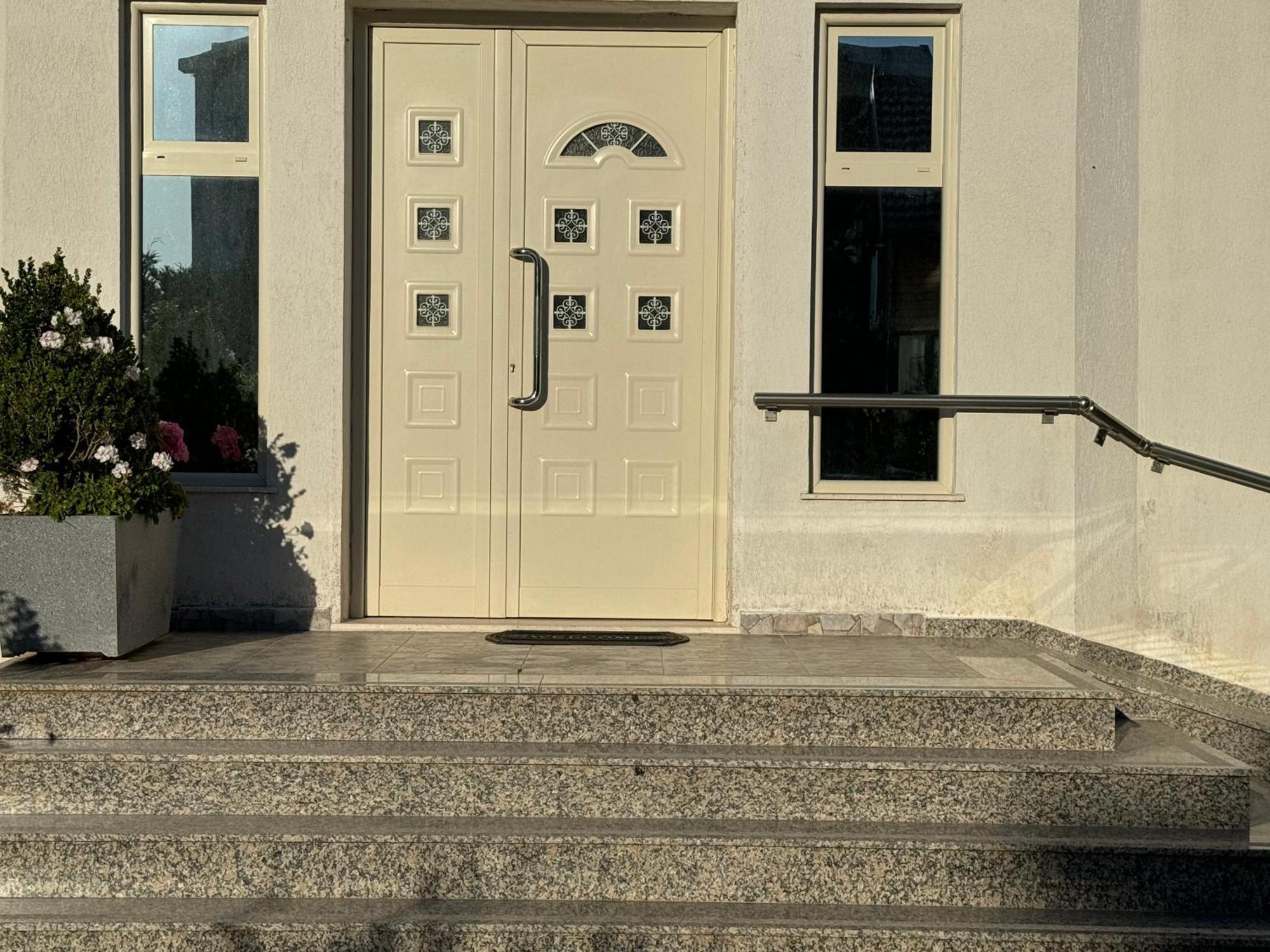 Kunevain Guest House Lezhe Exterior photo