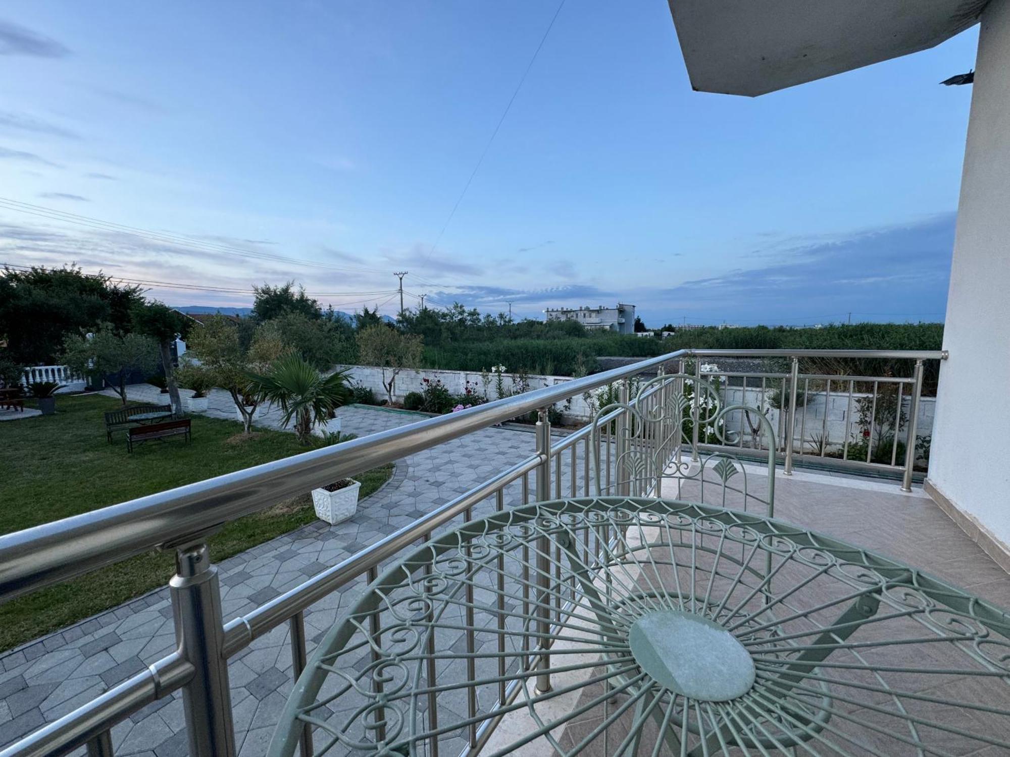 Kunevain Guest House Lezhe Exterior photo