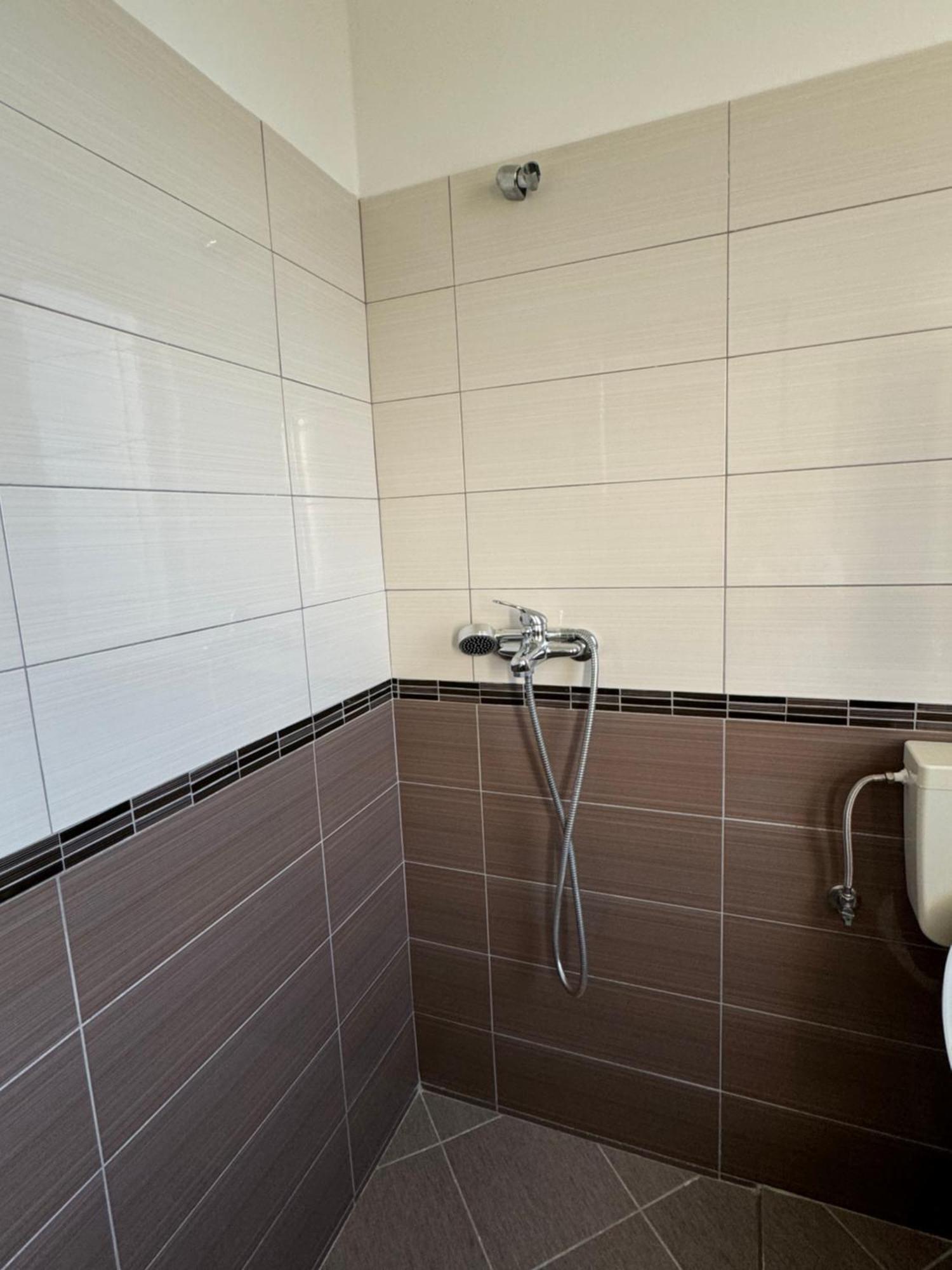 Kunevain Guest House Lezhe Exterior photo